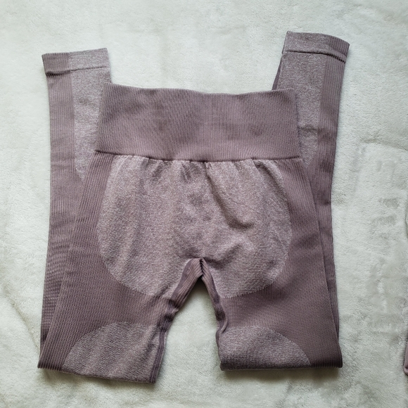 Pretty Little Things- Seamless 2 Tone Contour Legging. Size S - Picture 2 of 5